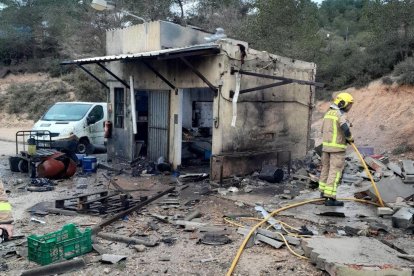 Estado en qué ha quedado la caseta de Pirotècnia Catalana afectada por la explosión.