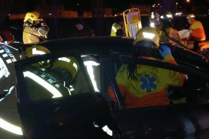 Imagen de los Bombers y el SEM trabajando en el accidente en Deltebre