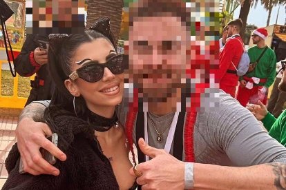 Naiara, ganadora de la última edición de OT, disfrutando del Coso Blanco de Salou.