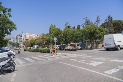 Els estafadors, un home i una dona d’uns 40 o 50 anys, van interceptar la víctima a l’avinguda Catalunya.