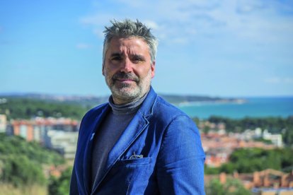 Carlos Brull davant les instal·lacions del Patronat de Turisme de la Diputació de Tarragona.