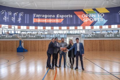 D'esquerra a dreta: el president de la Territorial de Tarragona de la FCBQ, Joan Cortina; el president de la FCBQ, Ferran Aril; l'alcalde de Tarragona, Rubén Viñuales; la representant territorial de la Conselleria d'Esports a la Generalitat de Catalunya, Estefania Serrano; i el conseller d'Esports de Tarragona, Mario Soler.
