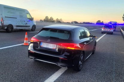 Vehículo de un hombre detenido por conducir bebido y sin puntos en el carnet de conducir en la AP-7 a la altura de Banyeres del Penedès (Baix Penedès).