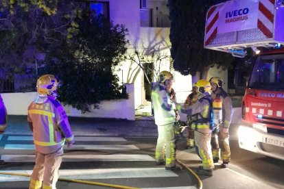 Imatge dels Bombers treballant en l'extinció de l'incendi a Calafell