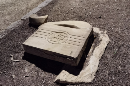 Imagen de la escultura caída.