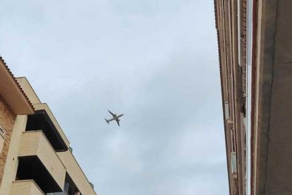 Un avió de Vueling sobrevola Vila-seca.