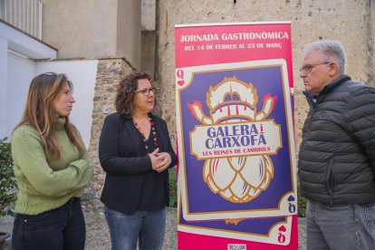 Clàudia Masdeu, Neus Càrdenas i Pau Serra a la presentació de les jornades de galera i carxofa.