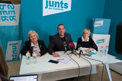 Imatge de la Roda de premsa de Junts a Cambrils amb Enric Daza, Laura Mellau i Teresa Recasens.