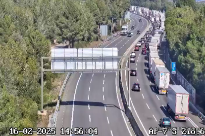 Imagen de las retenciones provocadas por el accidente en la AP-7 del Vendrell