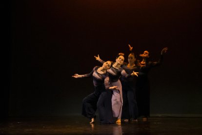 Un instant de les coreografies de joves ‘amateurs’ que van veure’s ahir al Teatre Bartrina