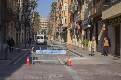 Fotografía del corte por las obras de reordenación de la calle Ample.