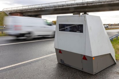 Imatge d'un radar mòbil de remolc, com els que s'instal·laran a Tarragona.