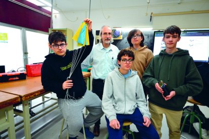 Elias, Eric, Biel y el Unai con el profesor de tecnología, Josep A., y el prototipo del CanSat