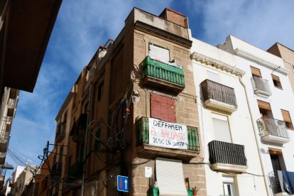 Imatge de bloc de la plaça del Baluard de Reus ocupat i amb dos desnonaments previstos.