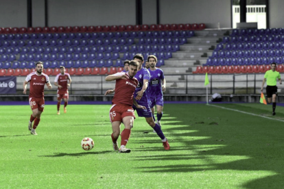 El central Antonio Leal durant el duel contra l’Ourense disputat el darrer cap de setmana.