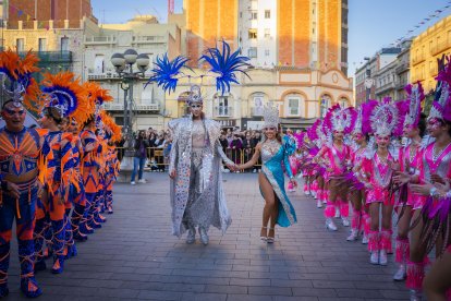 Imágenes de la entrada en la ciudad del Rey Carnestoltes (Dani Baelo) y su Concubina (Elia Coca).