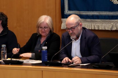 El fins aquest divendres alcalde de Cambrils, Alfredo Clúa, conversant amb Camí Mendoza (ERC), durant el ple de divendres passat.