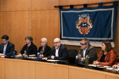 Camí Mendoza (ERC) al lado de Alfredo Clúa (PSC) durante el pleno en el que se oficializó la renuncia del alcalde.