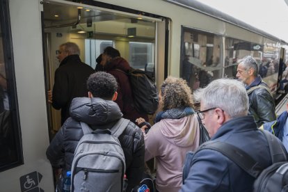 Imagen de los primeros pasajeros entrando al tren.