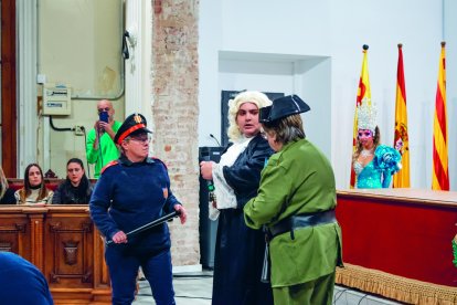 Imagen del juicio del Rey Carnestoltes y su Concubina en el Salón de Plenos del Ayuntamiento.