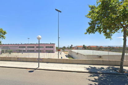 Imagen exterior del instituto, con algunas de las aulas en barracones.