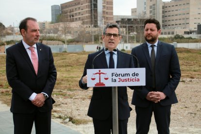 El conseller de Justícia de la Generalitat, Ramon Espadaler, el ministre de Justícia, Félix Bolaños i l’alcalde de Tarragona, Rubén Viñuales. 