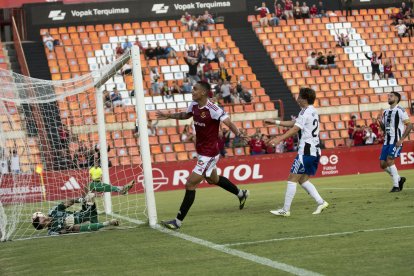 Pablo Fernández celebrant el gol de la victòria del Nàstic contra el Tarazona en el duel de la primera volta.