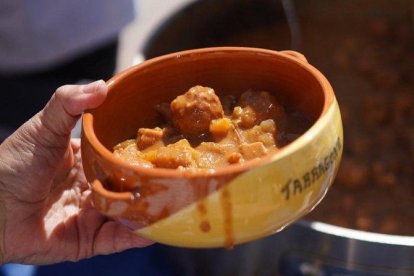 Una ració de romesco servida en una edició del Concurs de Mestres Romescaires al Serrallo.