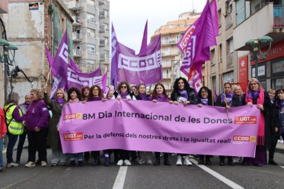 Manifestació organitzada per CCOO i UGT a la plaça de la Font de Tarragona pel 8-M.