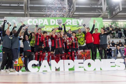 Els jugadors del Reus aixecant la Copa.