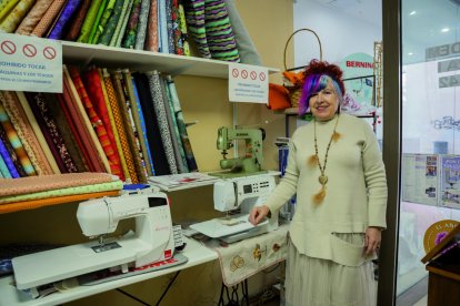 Imatge de la Pepi Álvarez a la seva botiga de màquines de cosir, situada al carrer Reding.