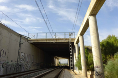Imatge de les vies de tren on es reforçaran els elements de seguretat.