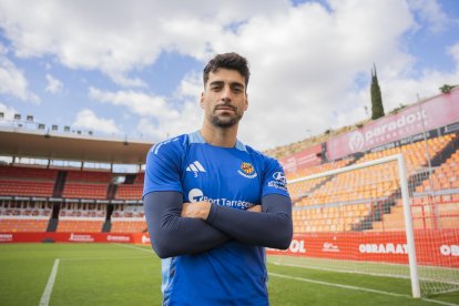 El central del Nàstic, Gorka Pérez, a la gespa del Nou Estadi Costa Daurada després d’un entrenament.