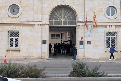 Imatge de l'entrada de l'Antiga Presó de Tarragona a l'Avinguda de l'Argentina de Tarragona amb l'equip de filmació dins.