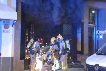 Els Bombers accedint al local per poder apagar l'incendi