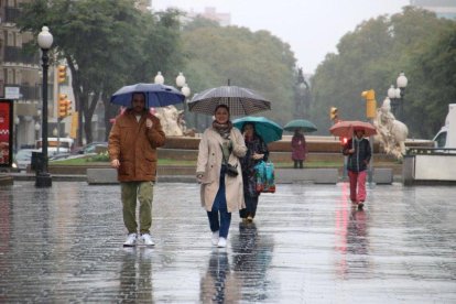 Imagen de la Ramba Nova de Tarragona en un día lluvioso.