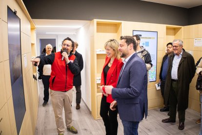 Montse Adan y Rubén Viñuales (a la derecha) probando algunas de las tecnologías expuestas en el centro.