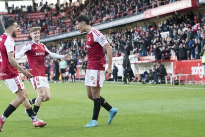 El jugador del Nàstic, Marc Montalvo, celebrando el gol con Pol Domingo i Antoñín.