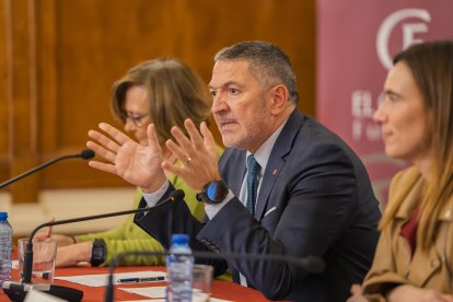 El conseller, durante su intervención, acompañado de la presidenta del Círcol, Patrícia Tarradellas, y la alcaldesa de Reus, Sandra Guaita.