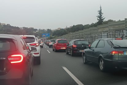 Imagen de las retenciones que está provocando el accidente en la A-7.