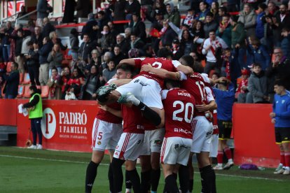 Los jugadores del Nàstic celebrando un gol.