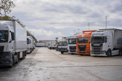 El área de estacionamiento de vehículos pesados se encuentra entre la avenida de Sant Bernat Calvó y la calle del Pintor Fuster.
