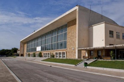El Complejo Educativo de Tarragona, también conocido como la antigua Laboral, está situado en la autovía Tarragona-Salou en zona industrial.