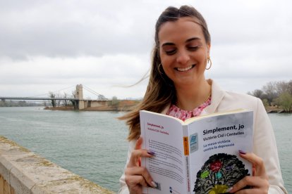 El exdeportista de élite e investigadora ampostina, Victòria Cid i Centelles, leyendo su libro.