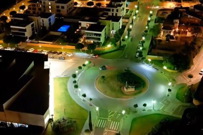 Imatgede dron de la Vía Augusta donde se ve el estado actual del alumbrado de Vapor de Mercurio.