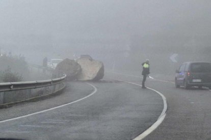 Imagen de la piedra de grandes dimensiones que bloquea un carril a la altura de Pradell de la Teixeta.