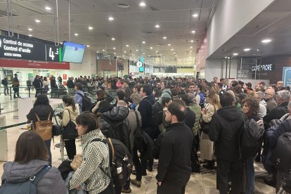 Usuarios de Renfe esperando a la estación de Sants de Barcelona a raíz de una avería al suministro eléctrico al servicio ferroviario