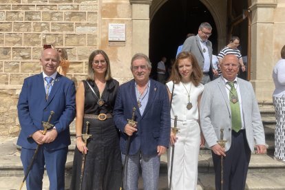 Núria Besora, la segunda empezando por la izquierda, al lado del exalcalde Josep Andreu.
