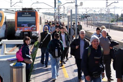 Usuarios de un tren de la R2 Sur con destino Sant Vicenç de Calders se ven obligados a bajar en Vilanova i la Geltrú.
