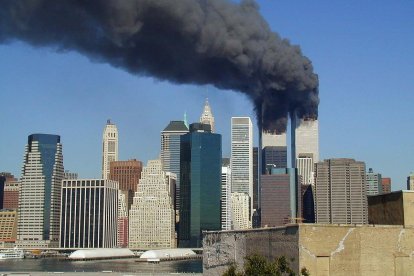 Les Torres del World Trade Center, conocidas como las Torres Gemelas, después de los ataques con aviones comerciales el 11 de septiembre de 2001.